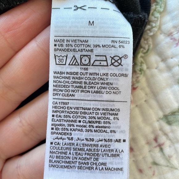 Old Navy classic black t-shirt - Picture 3 of 3